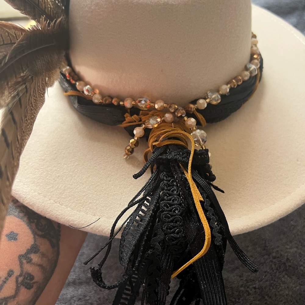 Stylish hat. - Picture 3 of 6